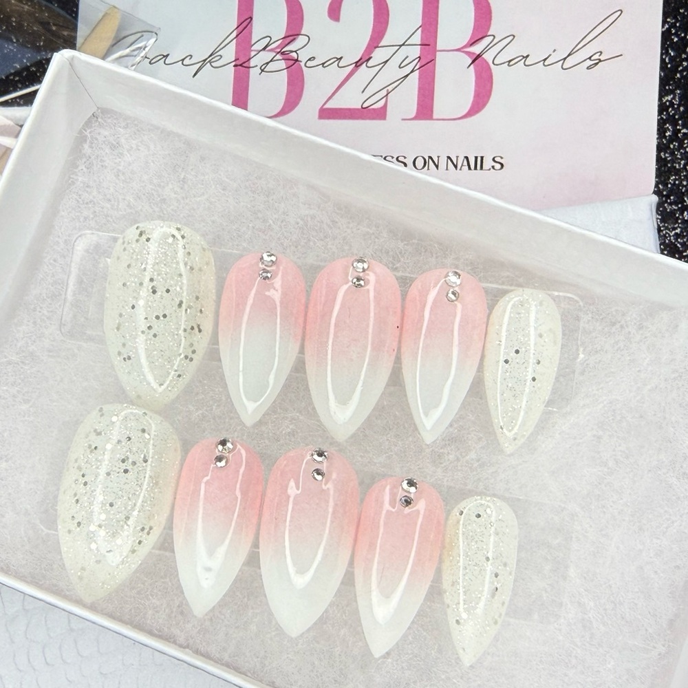 Ready to Ship – Handmade Luxury Short Stiletto Press-On Nails (Size L) ✨🤍